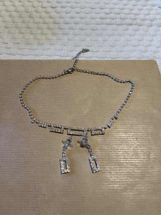 Gargantilla y pendientes plateados con circonitas 