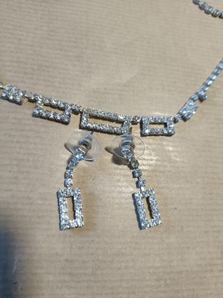 Gargantilla y pendientes plateados con circonitas 