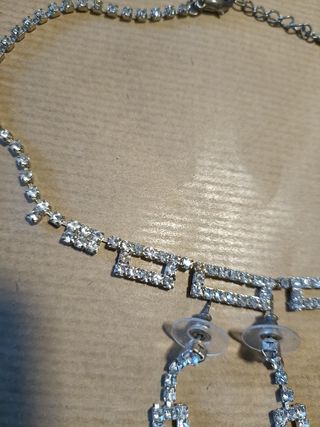 Gargantilla y pendientes plateados con circonitas 