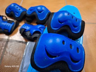 Monopatín infantil azul con multiples protecciones
