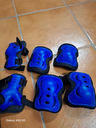 Monopatín infantil azul con multiples protecciones