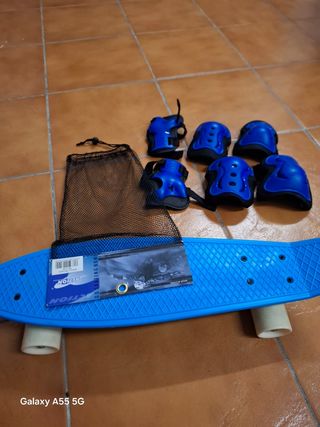 Monopatín infantil azul con multiples protecciones
