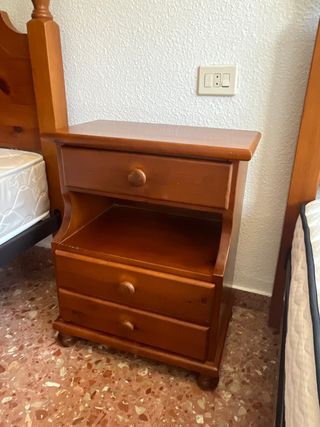2 camas madera maciza + mesilla