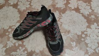 Zapatillas niño - negras y rojas
Talla 39.