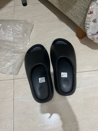 Chanclas Adidas Yeezy negras
