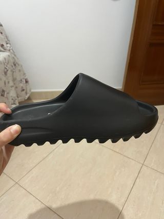 Chanclas Adidas Yeezy negras