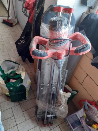 Herramientas varias + Taladro percutor
Cortadora 