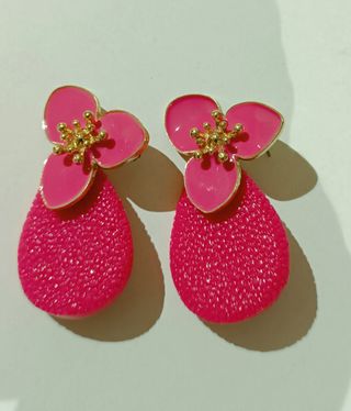 Pendientes flor fucsia con forma de flor.