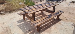 Mesa picnic rústica de madera