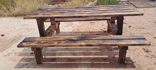 Mesa picnic rústica de madera