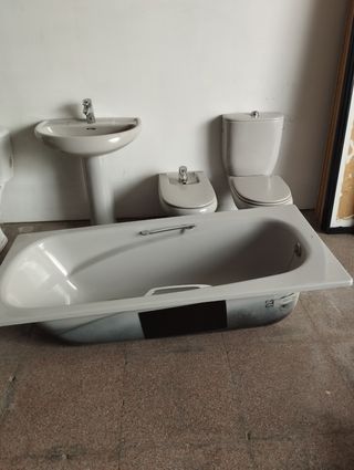 Baño completo: lavabo, inodoro, bidé, bañera