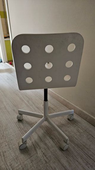 Silla escritorio infantil blanca. 