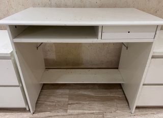 Escritorio blanco + 2 mesitas de noche