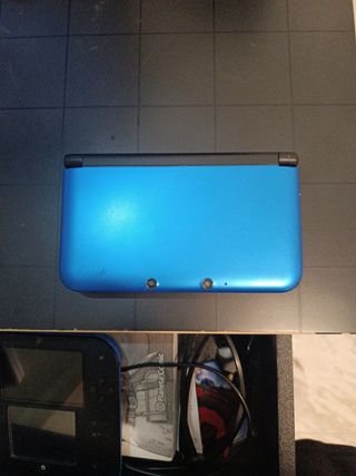 Nintendo 3DS XL Azul
Cargador 
Lápiz no