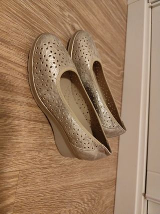 Zapatos cuña dorados