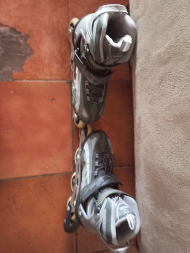 Patines en línea grises