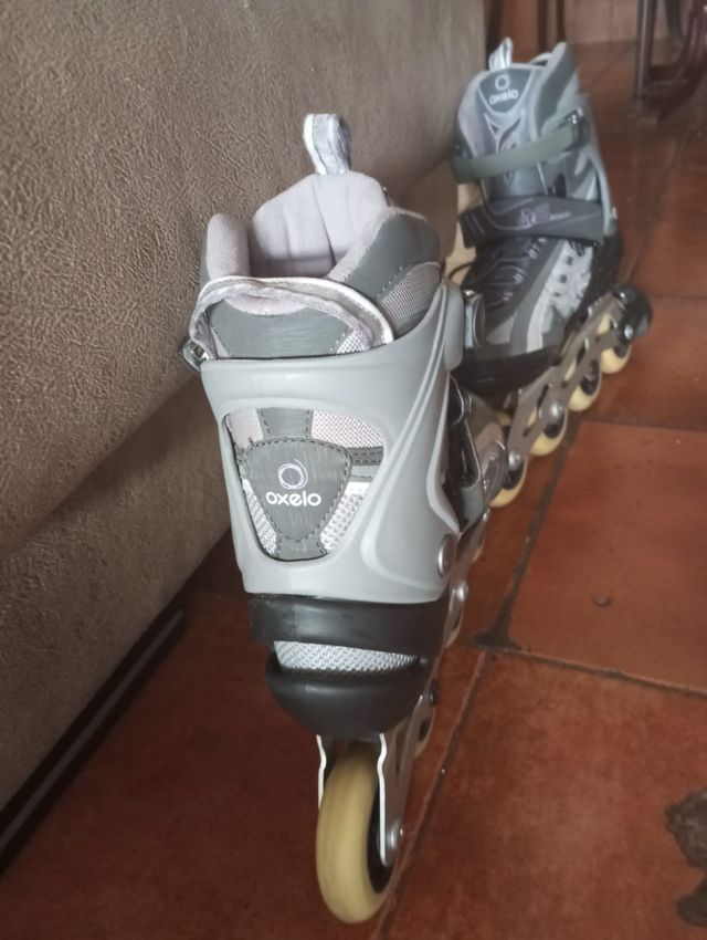 Patines en línea grises