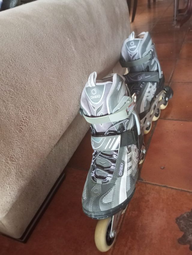 Patines en línea grises