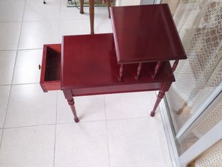 Mesita de teléfono antigua de madera.