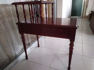 Mesita de teléfono antigua de madera.