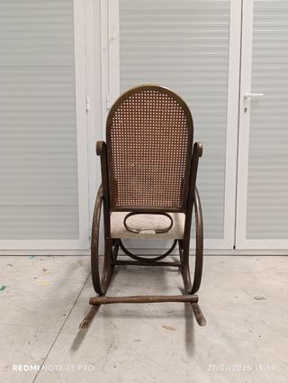 Balancín vintage de madera y mimbre