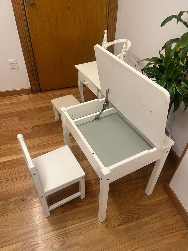 Escritorio infantil blanco y tocador