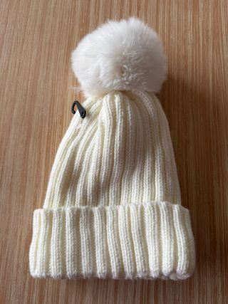 Gorro Pompón Blanco **SIN ESTRENAR**