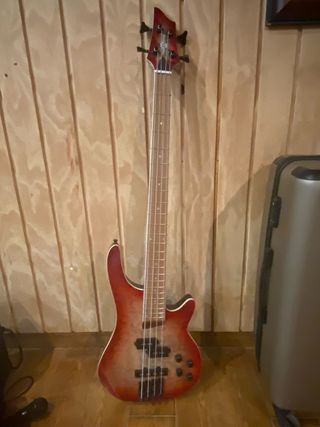 Bajo eléctrico Gear4music + cuerdas y funda 