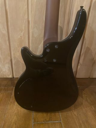 Bajo eléctrico Gear4music + cuerdas y funda 