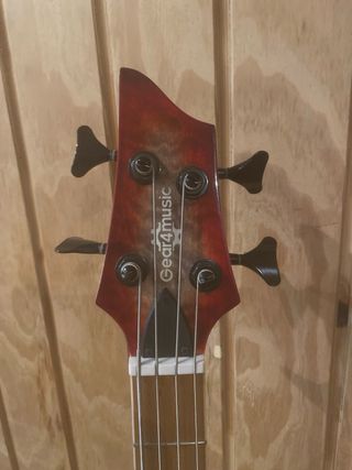 Bajo eléctrico Gear4music + cuerdas y funda 