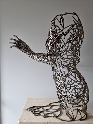 Escultura metálica cuerpo mujer