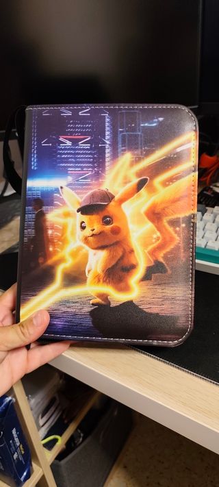 Álbum Pokémon con 340 cartas.