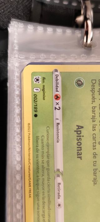 Álbum Pokémon con 340 cartas.