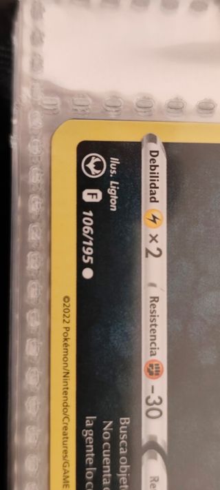 Álbum Pokémon con 340 cartas.