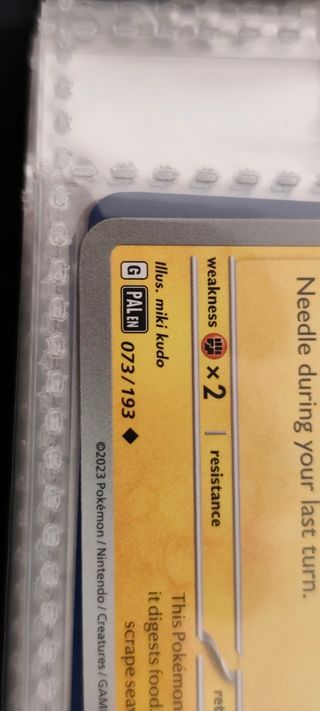 Álbum Pokémon con 340 cartas.