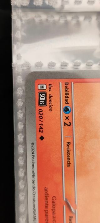 Álbum Pokémon con 340 cartas.