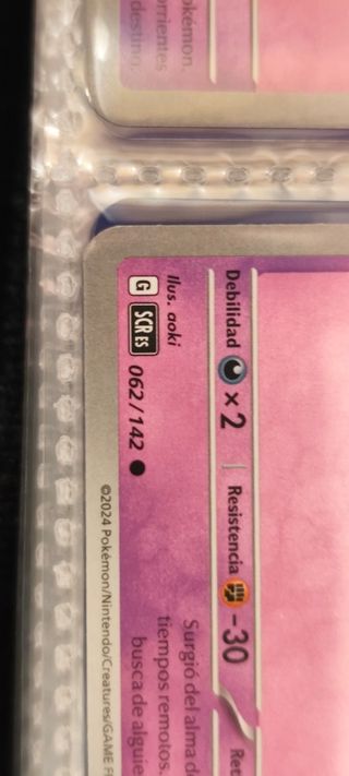Álbum Pokémon con 340 cartas.