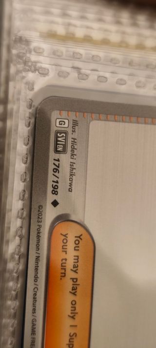 Álbum Pokémon con 340 cartas.