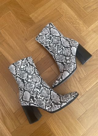 Botines serpiente blanco-negro