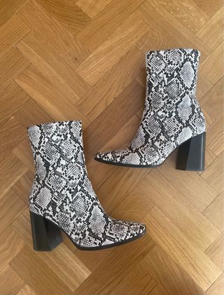 Botines serpiente blanco-negro