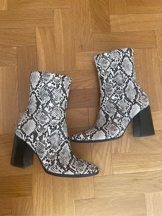 Botines serpiente blanco-negro