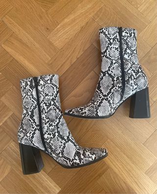 Botines serpiente blanco-negro