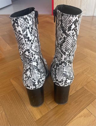 Botines serpiente blanco-negro