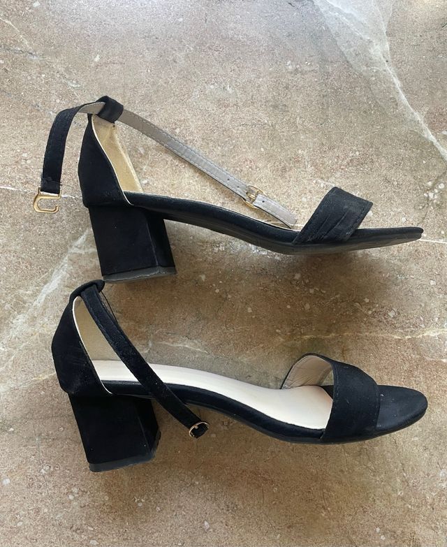 Sandalias tacón negro