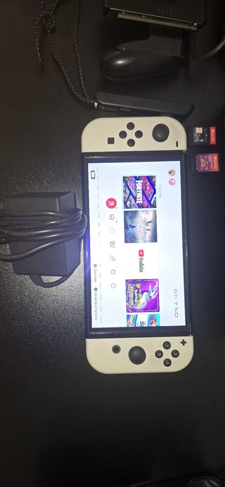 Nintendo Switch OLED Blanca con 2 juegos físicos.
