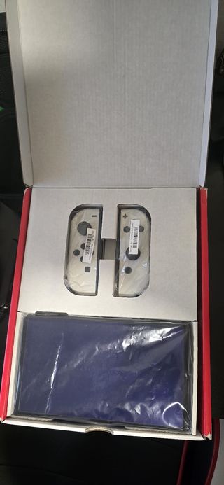 Nintendo Switch OLED Blanca con 2 juegos físicos.