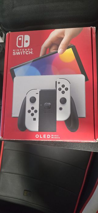 Nintendo Switch OLED Blanca con 2 juegos físicos.