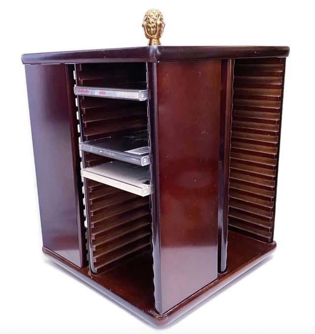 Estante giratorio de madera marrón para CDs