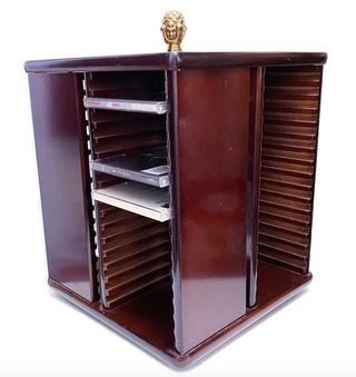 Estante giratorio de madera marrón para CDs