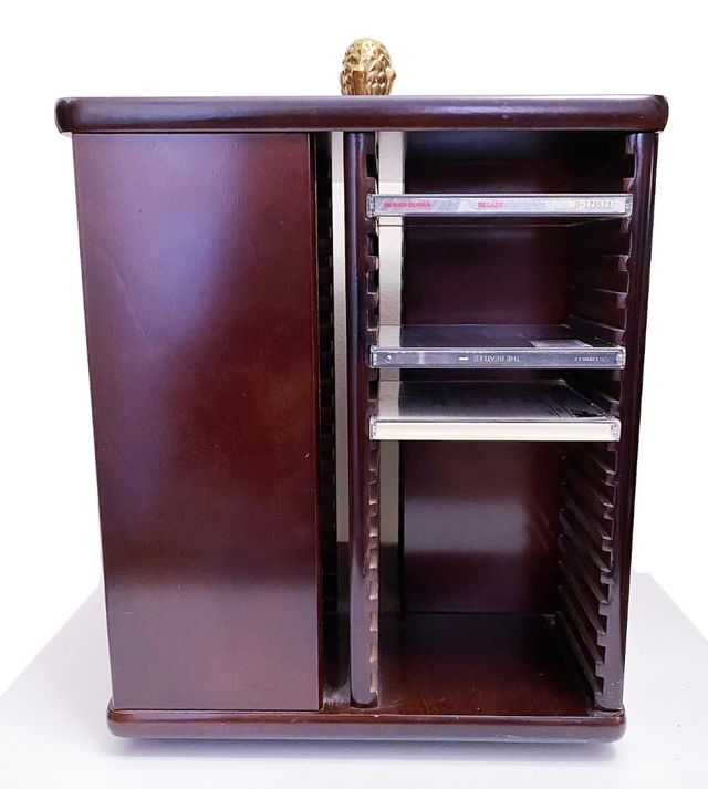 Estante giratorio de madera marrón para CDs